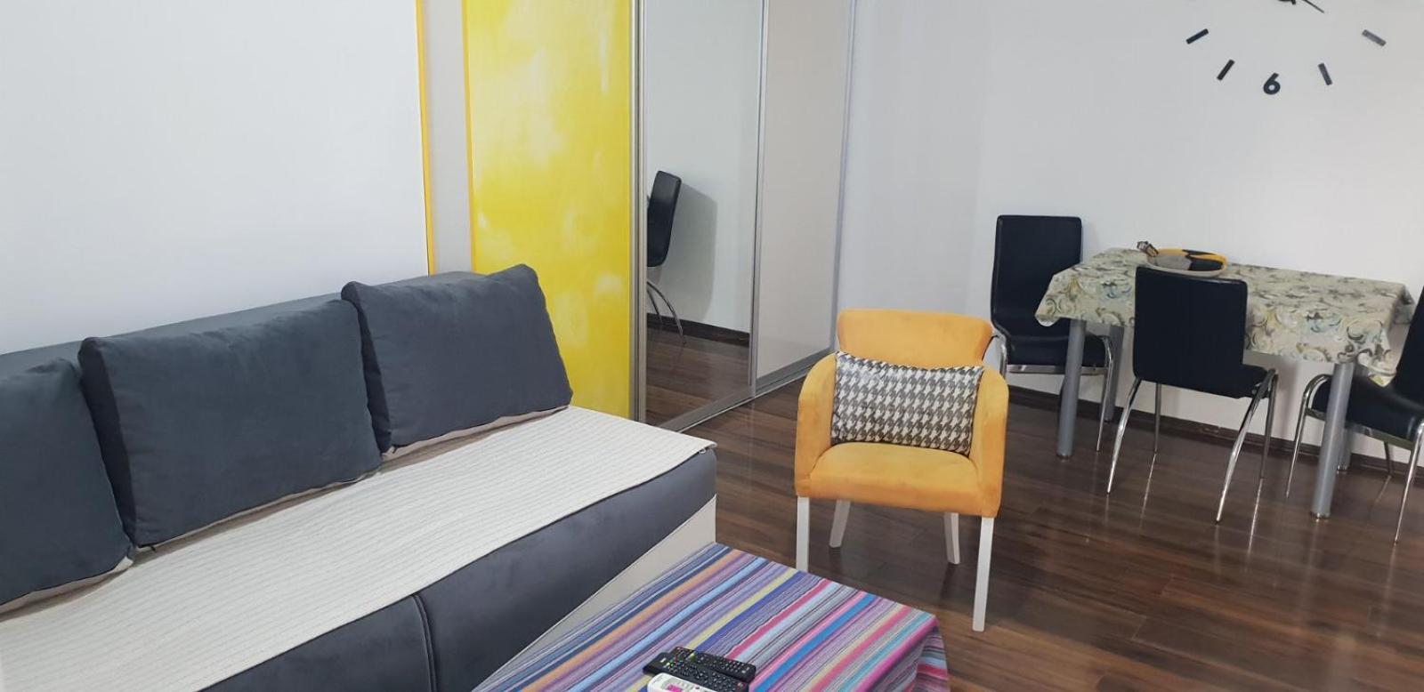 Yellow Apartment, Central Подгорица Екстериор снимка