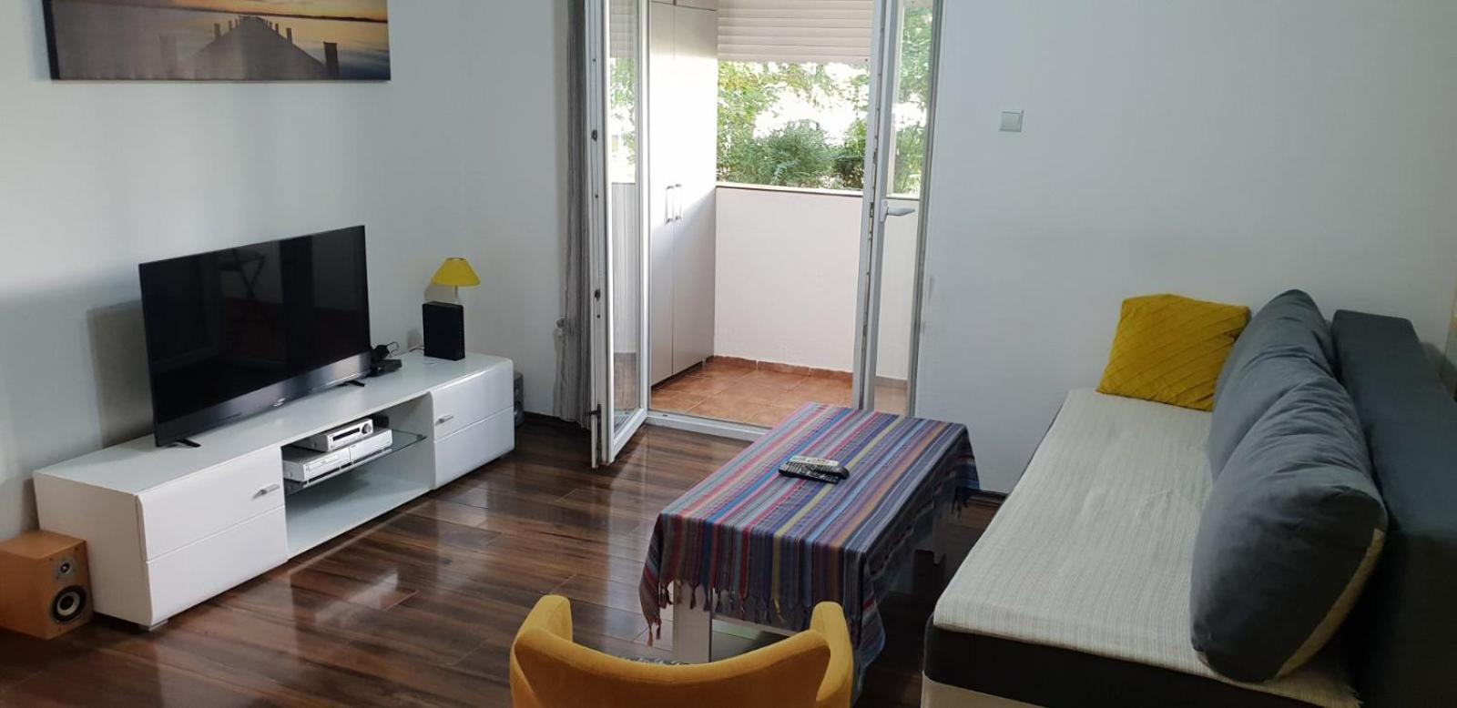 Yellow Apartment, Central Подгорица Екстериор снимка