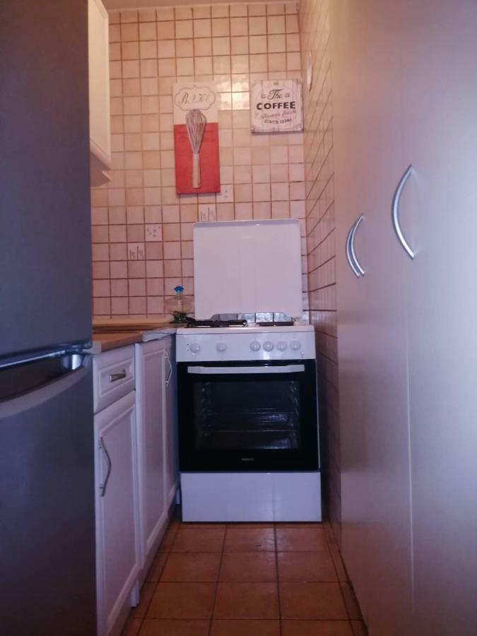 Yellow Apartment, Central Подгорица Екстериор снимка