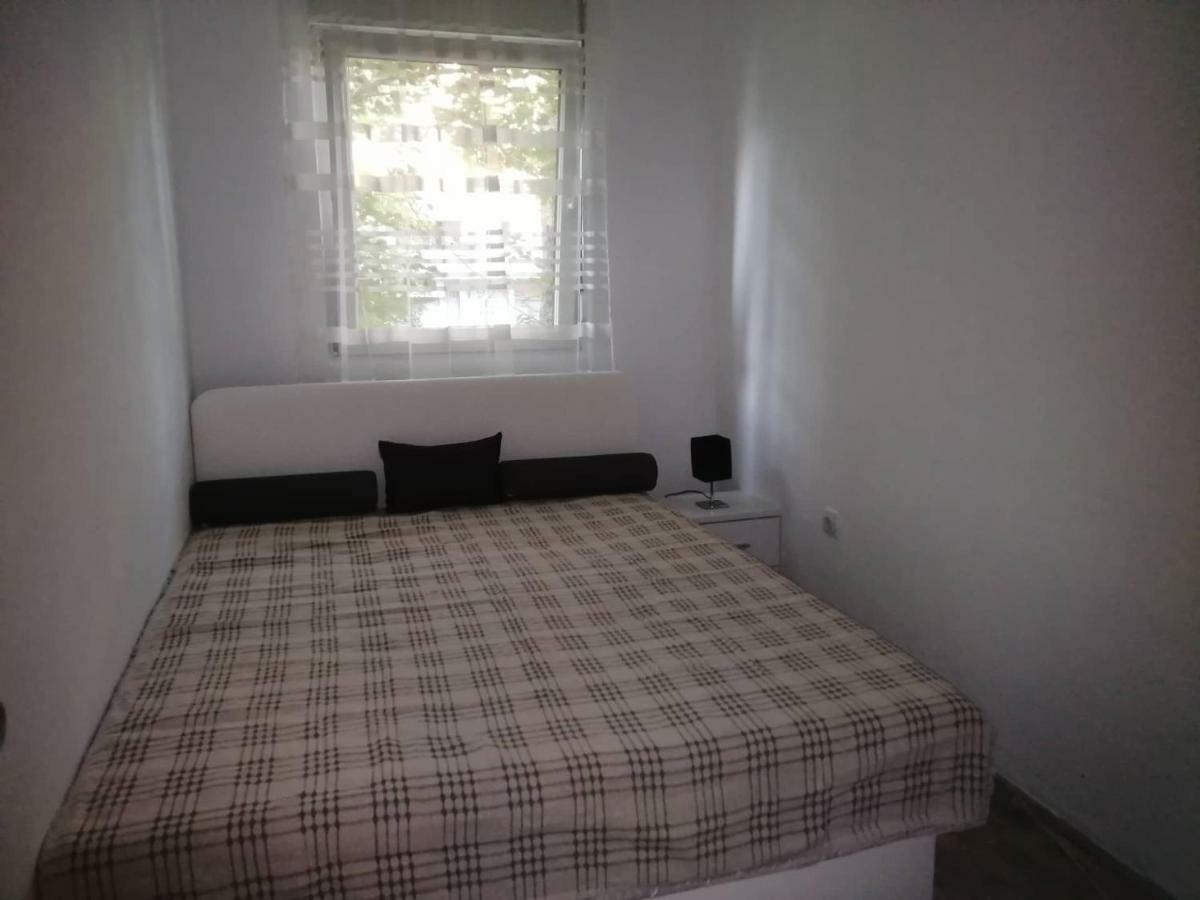 Yellow Apartment, Central Подгорица Екстериор снимка