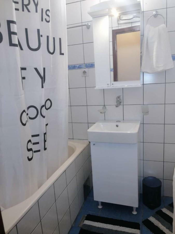 Yellow Apartment, Central Подгорица Екстериор снимка