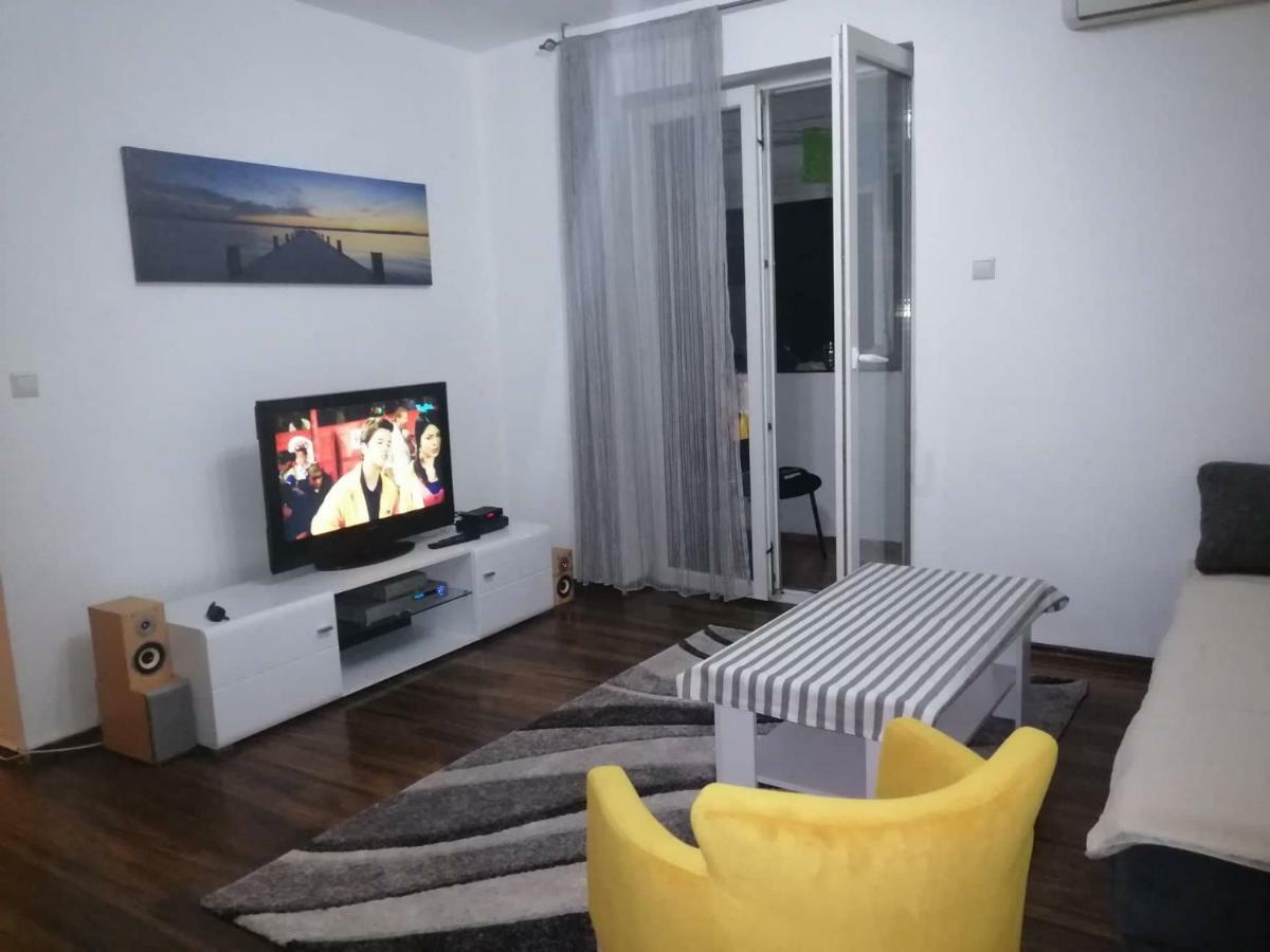 Yellow Apartment, Central Подгорица Екстериор снимка
