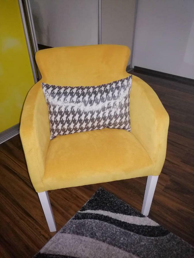 Yellow Apartment, Central Подгорица Екстериор снимка