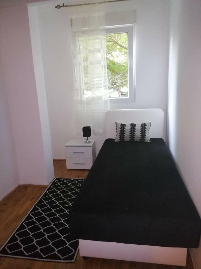 Yellow Apartment, Central Подгорица Екстериор снимка