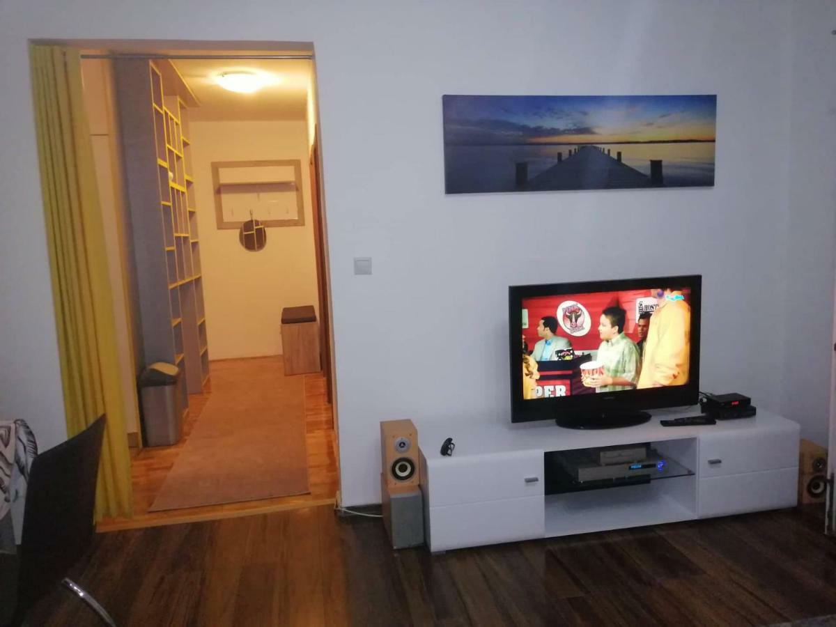 Yellow Apartment, Central Подгорица Екстериор снимка
